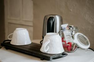 Příslušenství pro přípravu čaje a kávy v ubytování Guest House Al Devesio