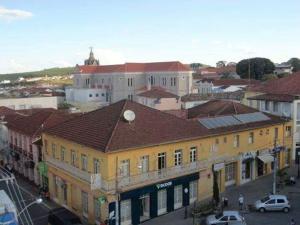 - une vue sur une ville avec un bâtiment jaune dans l'établissement Hotel Bandeirante, à Oliveira