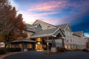 un grand bâtiment avec un drapeau devant lui dans l'établissement La Quinta by Wyndham Eugene, à Eugene