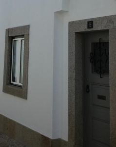 a door and a mirror on a wall at A Casa do Mestre in Évora