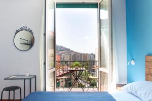sypialnia z łóżkiem i balkonem z widokiem w obiekcie B&B il Faro w mieście Salerno