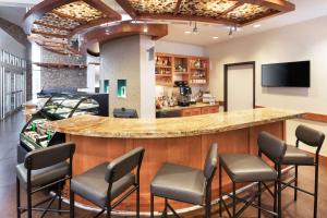 un bar en un restaurante con sillas alrededor en Hyatt Place South Bend/Mishawaka, en South Bend
