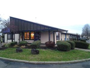 un bâtiment avec des buissons devant lui dans l'établissement Xenia Country Inn, à Xenia