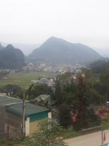 uitzicht op een stad met bergen op de achtergrond bij Homestay Hùng My in Ha Giang