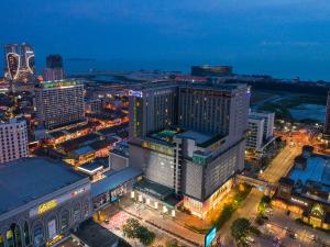 uma vista aérea de uma cidade à noite em Hatten Hotel Melaka em Malaca