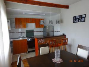 Kuchyň nebo kuchyňský kout v ubytování Cabañas Troncos de Alerce en Puerto Montt con tinaja caliente