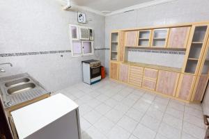 Ett kök eller pentry på Al Eairy Apartments - Al Madinah -1