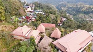 Baleh Boble Guesthouse في بناو: اطلالة جوية على قرية على جبل