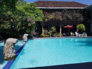 Sanur Agung Suite内部或周边的泳池