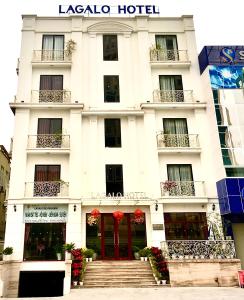a white building with a hotel at Lagalo Hotel Ha Nam in Phủ Lý
