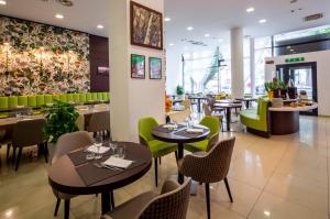 Holiday Inn Turin Corso Francia, an IHG Hotel 레스토랑 또는 맛집