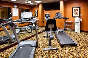 Fitnes oz. oprema za telovadbo v nastanitvi Holiday Inn Express Stuart, an IHG Hotel