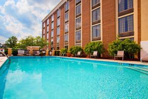 Swimming pool sa o malapit sa Holiday Inn Express Winston-Salem Medical Ctr Area