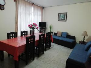 ein Wohnzimmer mit einem Tisch und einem Sofa in der Unterkunft Posada de Vick in Orizaba