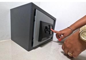 a woman is pointing at a microwave oven at Sunshine Boutique Hotel in San Andrés +26 photos