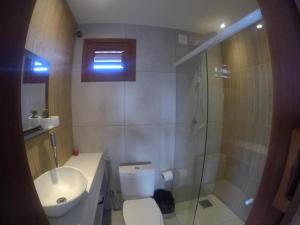 a bathroom with a toilet and a sink and a shower at Junduh Brasil Pousada e Restaurante in Icaraí
