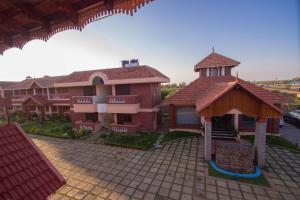 维尔尼甘尼G S Resort的一座大建筑,前面设有一个凉亭