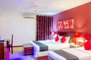 Tempat tidur dalam kamar di Opulent River Face Hotel