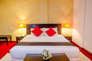 Tempat tidur dalam kamar di Opulent River Face Hotel