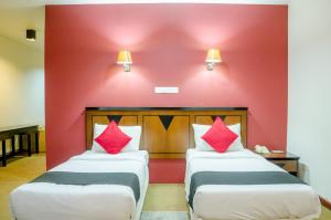 Tempat tidur dalam kamar di Opulent River Face Hotel