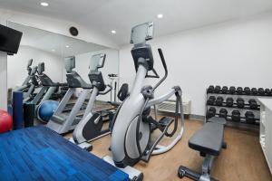 Фитнес-центр и/или тренажеры в Holiday Inn Express Hotel & Suites Pensacola-West Navy Base by IHG