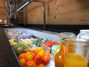 因特拉肯的住宿－Hotel Crystal Interlaken，厨房柜台,有一大堆水果和蔬菜