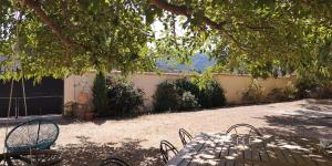 Ein Garten an der Unterkunft Mas Paret Gîte Massane