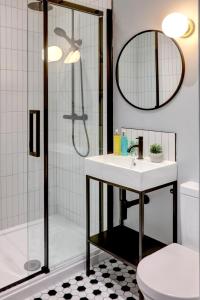 Hy Hotel Lytham St Annes BW Premier Collection tesisinde bir banyo