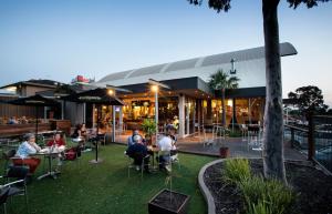 A restaurant or other place to eat at Nightcap at Shoppingtown Hotel