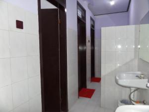 Ein Badezimmer in der Unterkunft Bromo Permai 1