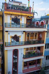 un edificio con balcones en un lateral en Blue Mountain Home Stay, en Katmandú