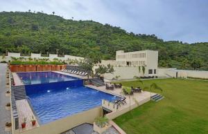สระว่ายน้ำที่อยู่ใกล้ ๆ หรือใน The Kumbha Residency by Trulyy - A Luxury Resort and Spa