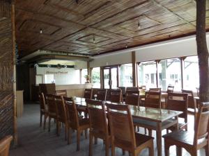 Ein Restaurant oder anderes Speiselokal in der Unterkunft Bromo Permai 1 