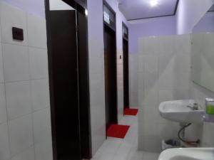 Ein Badezimmer in der Unterkunft Bromo Permai 1