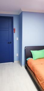 Postel nebo postele na pokoji v ubytování Blue Backpackers Hostel