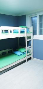 Postel nebo postele na pokoji v ubytování Blue Backpackers Hostel + 37 fotografií