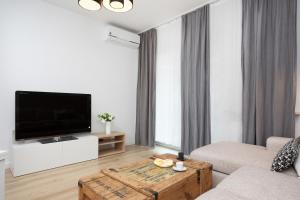 Televízia a/alebo spoločenská miestnosť v ubytovaní Apartment Warsaw Żoliborz by Noclegi Renters + 18 fotografií
