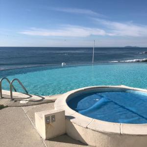 Piscina di MODERN SPACIOUS BEACH FRONT CENTRAL CONDO w POOLS STEPS TO BEACH o nelle vicinanze