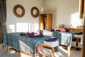Postel nebo postele na pokoji v ubytování Desa Swan Villas & SPA, Keramas