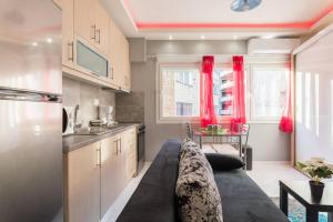 un salon avec un canapé dans une cuisine dans l'établissement Luxury studio in downtown(2), à Thessalonique