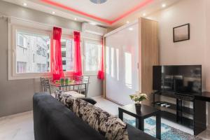 un salon avec un canapé et une télévision dans l'établissement Luxury studio in downtown(2), à Thessalonique