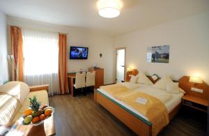 Habitación de hotel con cama y mesa con fruta. en Wander und Aktiv Hotel Rösslwirt, en Lam