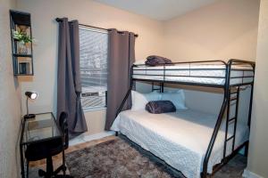 Ένα ή περισσότερα κρεβάτια σε δωμάτιο στο Cozy Downtown Guest House 2BR/1BA Sleeps 8