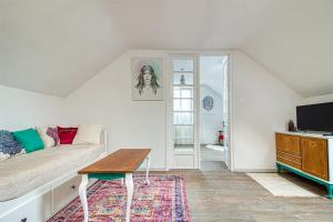salon z kanapą i stołem w obiekcie Boholand Apartman Eger w Egerze