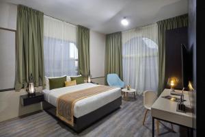 Cama ou camas em um quarto em TIME Express Hotel Al Khan