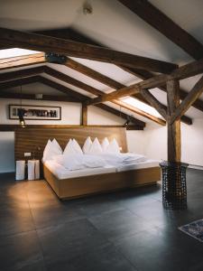 Posteľ alebo postele v izbe v ubytovaní artHotel Blaue Gans