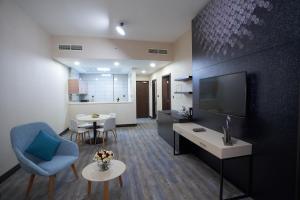 Uma TV ou centro de entretenimento em TIME Express Hotel Al Khan