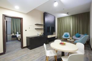Uma área de estar em TIME Express Hotel Al Khan