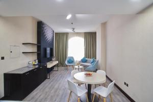 Uma área de estar em TIME Express Hotel Al Khan