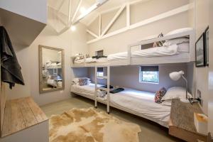 Poschodová posteľ alebo postele v izbe v ubytovaní Driftwood by The Oyster Collection